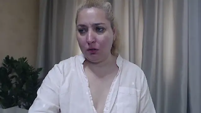 Snapshot of sweetpussy13 chatting on 06/17/26, 06:13 sweetpussy13 online show from 06/17/26, 06:13