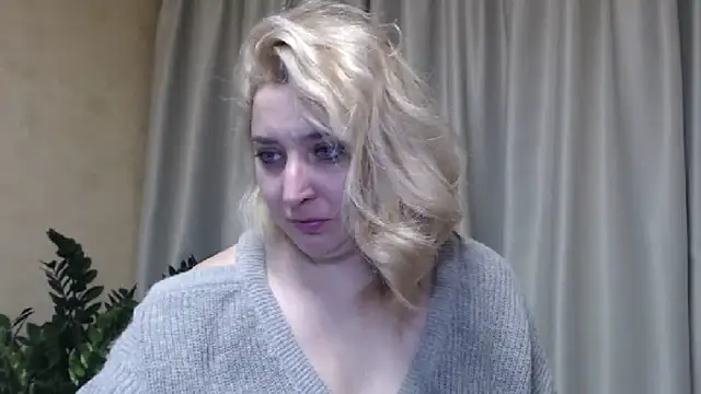 Snapshot of sweetpussy13 chatting on 03/18/25, 07:01 sweetpussy13 online show from 03/18/25, 07:01