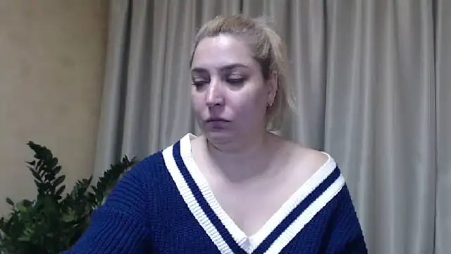 Snapshot of sweetpussy13 chatting on 03/06/25, 06:52 sweetpussy13 online show from 03/06/25, 06:52
