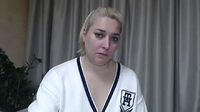 Snapshot of sweetpussy13 chatting on 10/13/25, 06:26 sweetpussy13 online show from 10/13/25, 06:26