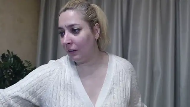 Snapshot of sweetpussy13 chatting on 02/17/26, 06:33 sweetpussy13 online show from 02/17/26, 06:33