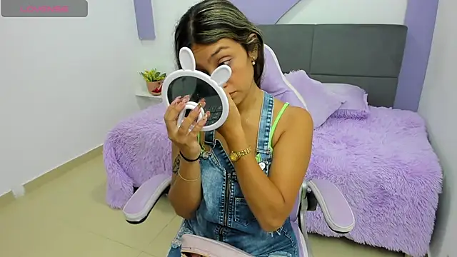 Snapshot of aniie_princess_18 chatting on 12/16/25, 02:27 aniie princess 18 online show from 12/16/25, 02:27