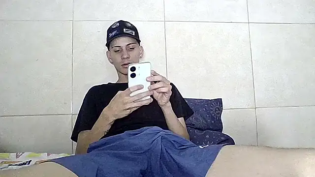 Snapshot of sam_hotttt_ chatting on 12/19/25, 04:38 sam hotttt online show from 12/19/25, 04:38