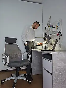 Lovebackground online show from 11/27/25, 09:32