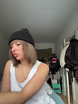 Snapshot of SilkyMira chatting on 01/12/26, 12:23 SilkyMira online show from 01/12/26, 12:23