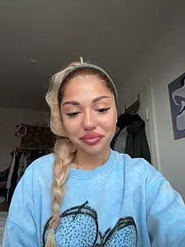 SilkyMira online show from 12/15/25, 10:43