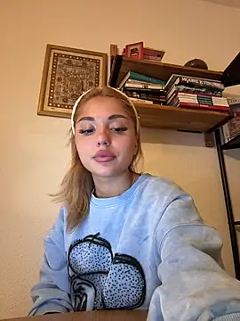 Snapshot of SilkyMira chatting on 12/21/25, 07:04 SilkyMira online show from 12/21/25, 07:04