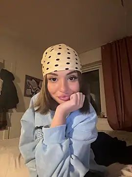 Snapshot of SilkyMira chatting on 01/13/26, 05:28 SilkyMira online show from 01/13/26, 05:28