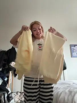 Snapshot of SilkyMira chatting on 12/22/25, 11:21 SilkyMira online show from 12/22/25, 11:21