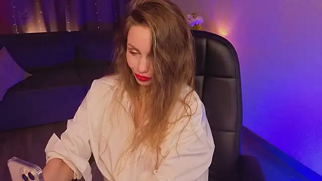 Snapshot of Vivien_Star chatting on 12/16/25, 05:44 Vivien Star online show from 12/16/25, 05:44