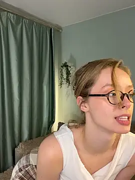 Snapshot of SunnyShiney chatting on 12/17/25, 10:20 SunnyShiney online show from 12/17/25, 10:20