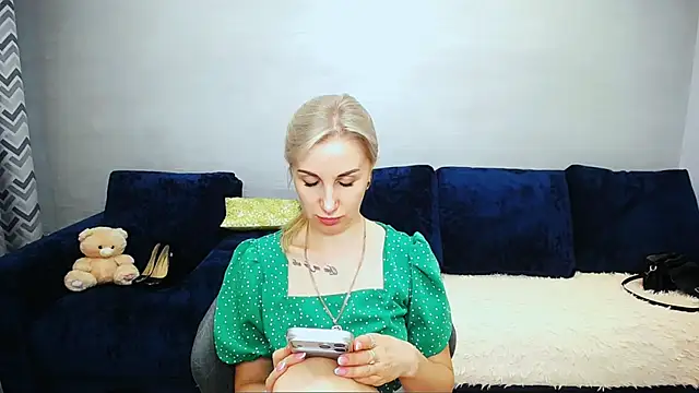 Snapshot of Hanna--Sweet chatting on 07/15/26, 12:01 Hanna--Sweet online show from 07/15/26, 12:01