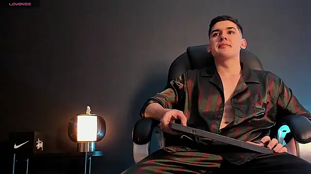 Snapshot of Valentino_ceratti chatting on 12/17/25, 03:33 Valentino ceratti online show from 12/17/25, 03:33