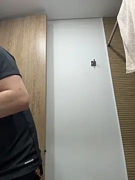 Snapshot of Valentino_ceratti chatting on 12/16/25, 12:04 Valentino ceratti online show from 12/16/25, 12:04