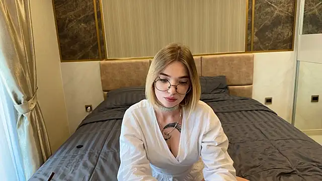 Snapshot of Mary_Harriss chatting on 12/18/25, 01:33 Mary Harriss online show from 12/18/25, 01:33