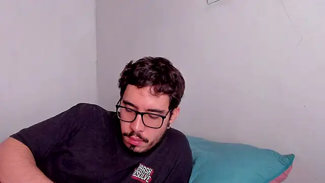 Snapshot of SexyViolet_ chatting on 12/17/25, 04:12 SexyViolet online show from 12/17/25, 04:12