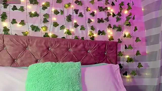 Ayla-marttinez online show from 04/15/26, 02:28