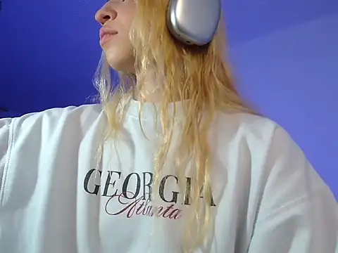 Snapshot of alina_lee chatting on 12/19/25, 03:10 alina lee online show from 12/19/25, 03:10