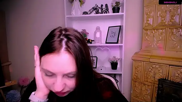 Snapshot of LiliaErmi chatting on 12/19/25, 05:43 LiliaErmi online show from 12/19/25, 05:43