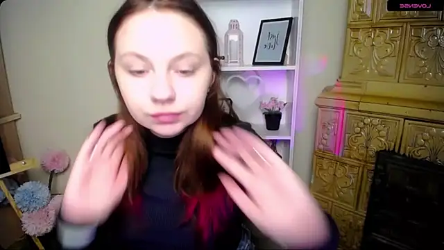 Snapshot of LiliaErmi chatting on 12/22/25, 06:13 LiliaErmi online show from 12/22/25, 06:13