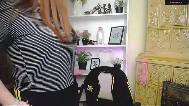 Snapshot of LiliaErmi chatting on 12/21/25, 06:48 LiliaErmi online show from 12/21/25, 06:48