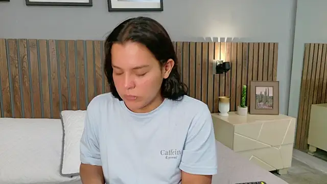 Mia Bellefort online show from 04/15/26, 08:53