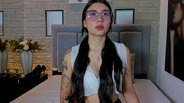 Snapshot of LanaRouse chatting on 12/18/25, 12:53 LanaRouse online show from 12/18/25, 12:53