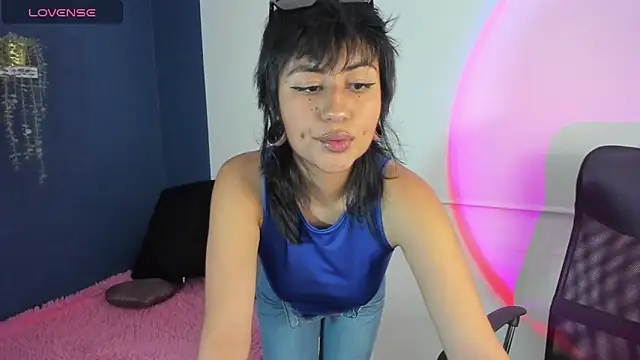 Snapshot of viperlix chatting on 12/17/25, 12:04 viperlix online show from 12/17/25, 12:04