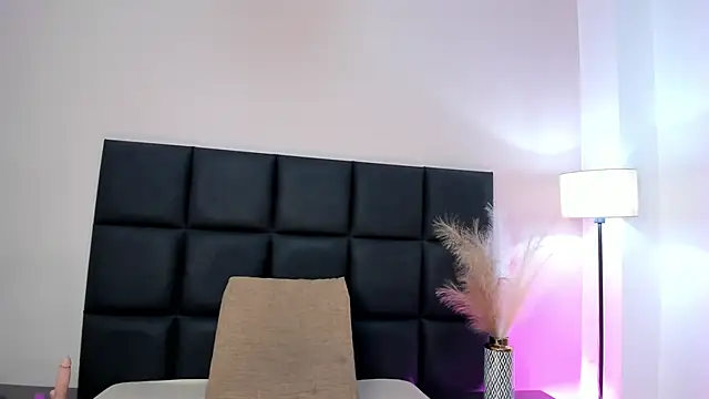 Snapshot of XenaRevelo chatting on 02/13/26, 12:43 XenaRevelo online show from 02/13/26, 12:43