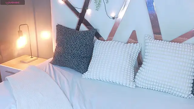 Snapshot of Miia_Anderson chatting on 12/17/25, 07:41 Miia Anderson online show from 12/17/25, 07:41