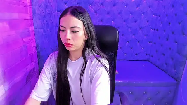 Snapshot of Alana_Hotterr chatting on 02/18/26, 03:37 Alana Hotterr online show from 02/18/26, 03:37