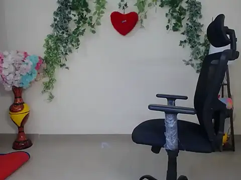 Snapshot of Shy_nivi chatting on 04/28/26, 02:54 Shy nivi online show from 04/28/26, 02:54