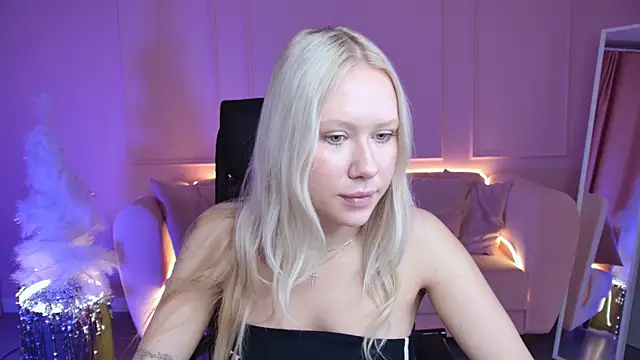 Snapshot of AprilChambers chatting on 12/15/25, 05:24 AprilChambers online show from 12/15/25, 05:24