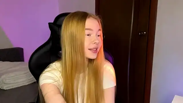 Snapshot of LumiSun chatting on 12/19/25, 04:53 LumiSun online show from 12/19/25, 04:53