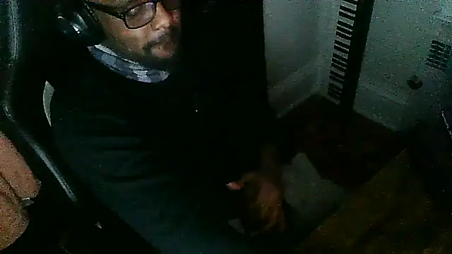 Snapshot of MrUnintentional chatting on 12/17/25, 03:17 MrUnintentional online show from 12/17/25, 03:17