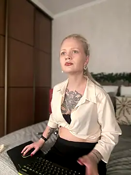 Snapshot of TeaseKitten- chatting on 12/17/25, 05:23 TeaseKitten- online show from 12/17/25, 05:23