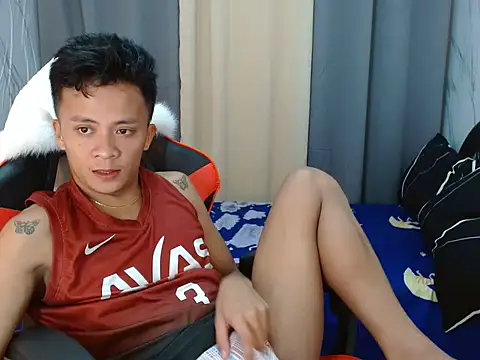 ur twinkKirk6969 online show from 04/22/26, 12:01