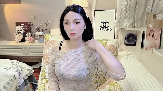 Snapshot of YUO-UU chatting on 12/19/25, 02:04 YUO-UU online show from 12/19/25, 02:04