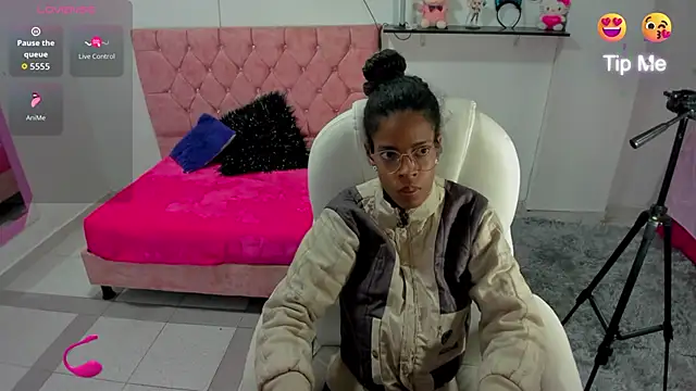 Snapshot of Thianahornyy chatting on 12/15/25, 09:59 Thianahornyy online show from 12/15/25, 09:59