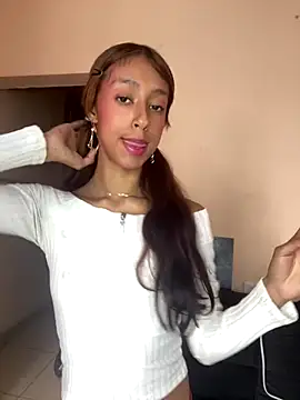 Snapshot of FOXXX_BABY chatting on 12/20/25, 02:42 FOXXX BABY online show from 12/20/25, 02:42