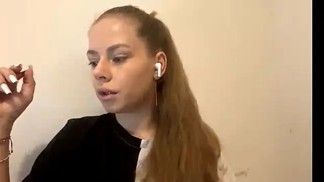 Snapshot of GinnyVanlaere chatting on 12/19/25, 01:42 GinnyVanlaere online show from 12/19/25, 01:42