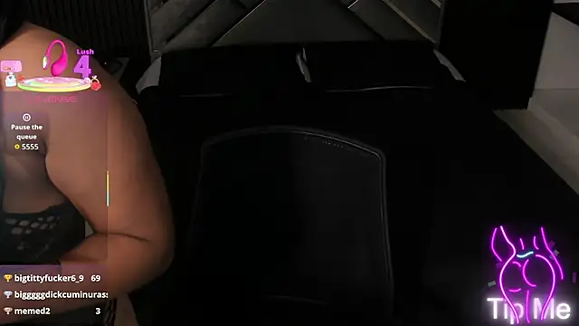 Snapshot of Almaablack chatting on 12/15/25, 08:25 Almaablack online show from 12/15/25, 08:25