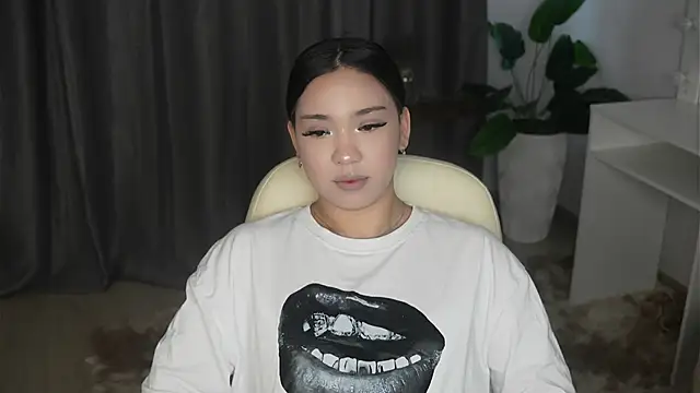 AyannaMilian online show from 12/15/25, 08:53