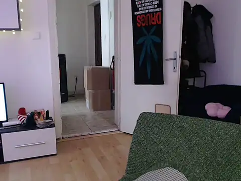 Snapshot of AlienforTwenty chatting on 12/17/25, 09:03 AlienforTwenty online show from 12/17/25, 09:03