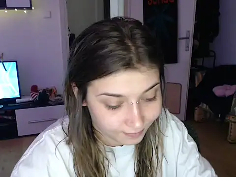 Snapshot of AlienforTwenty chatting on 12/16/25, 01:15 AlienforTwenty online show from 12/16/25, 01:15