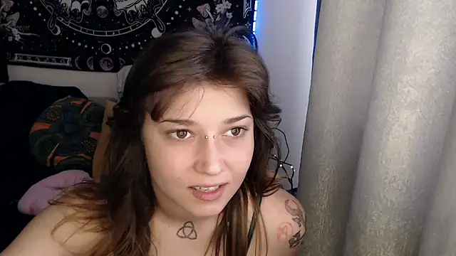 Snapshot of AlienforTwenty chatting on 06/08/26, 06:25 AlienforTwenty online show from 06/08/26, 06:25