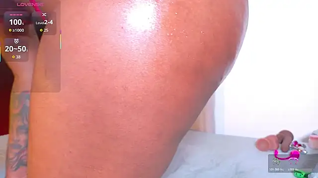 Snapshot of AlejandraDunn1 chatting on 12/15/25, 01:11 AlejandraDunn1 online show from 12/15/25, 01:11