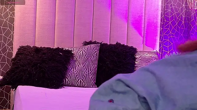 danielamilles online show from 12/17/25, 01:16