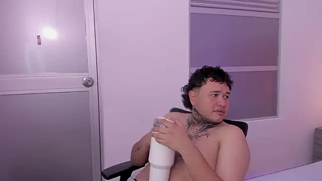 Snapshot of Beele_and_Evie chatting on 02/05/26, 08:48 Beele and Evie online show from 02/05/26, 08:48