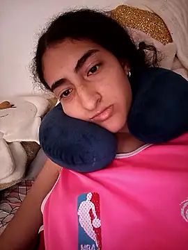 Snapshot of LindaRojas chatting on 12/16/25, 07:40 LindaRojas online show from 12/16/25, 07:40